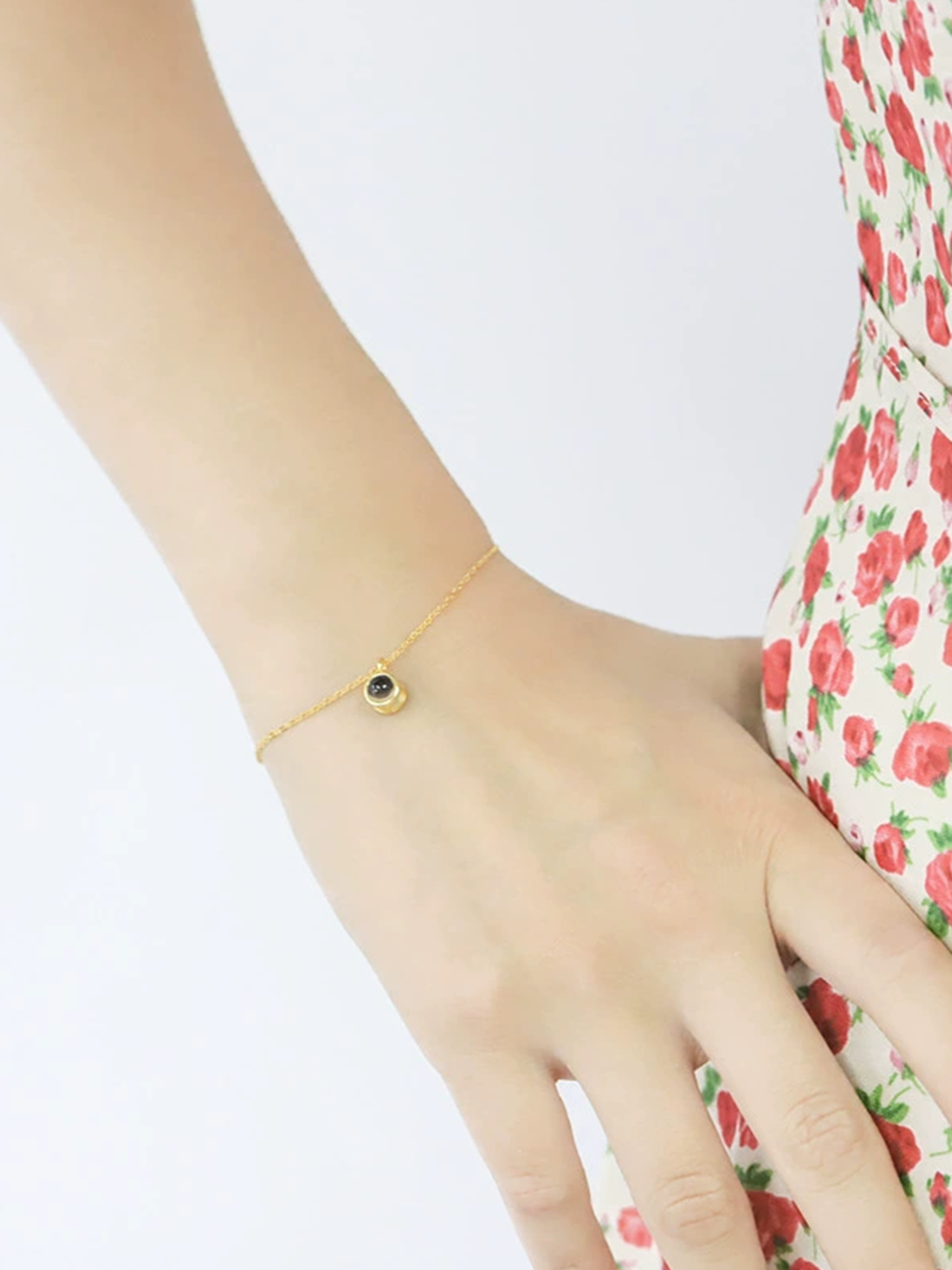 Wrist-Memory Projection Bracelet｜Your Personal Cinegraph on the Go