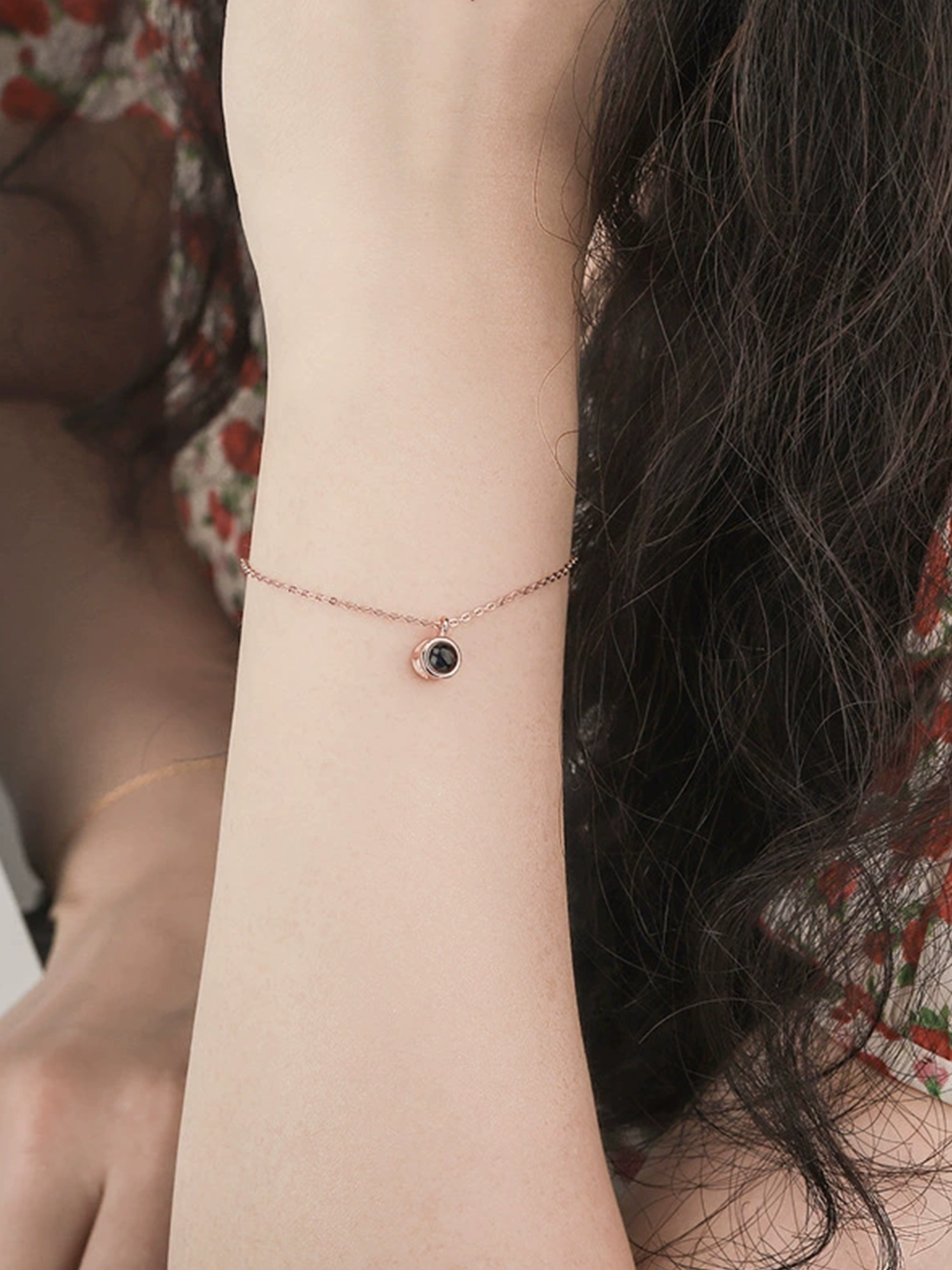 Wrist-Memory Projection Bracelet｜Your Personal Cinegraph on the Go