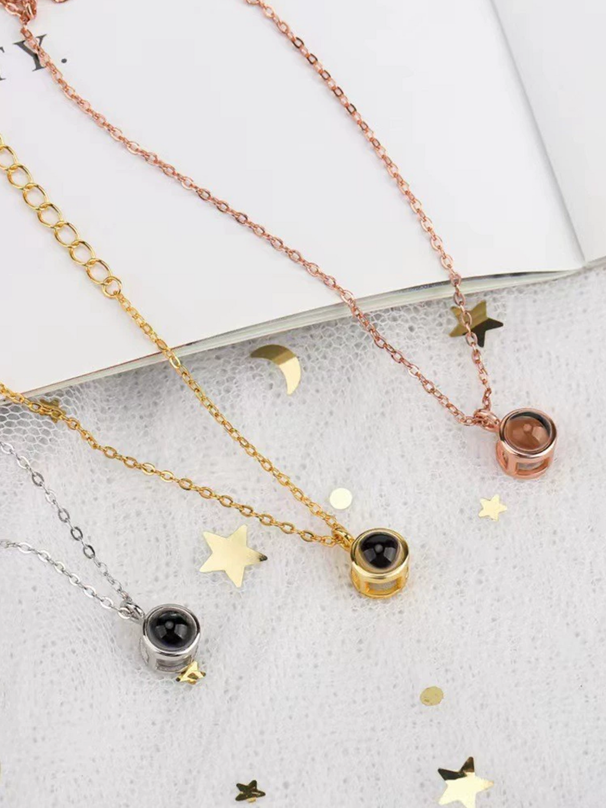 Wrist-Memory Projection Bracelet｜Your Personal Cinegraph on the Go