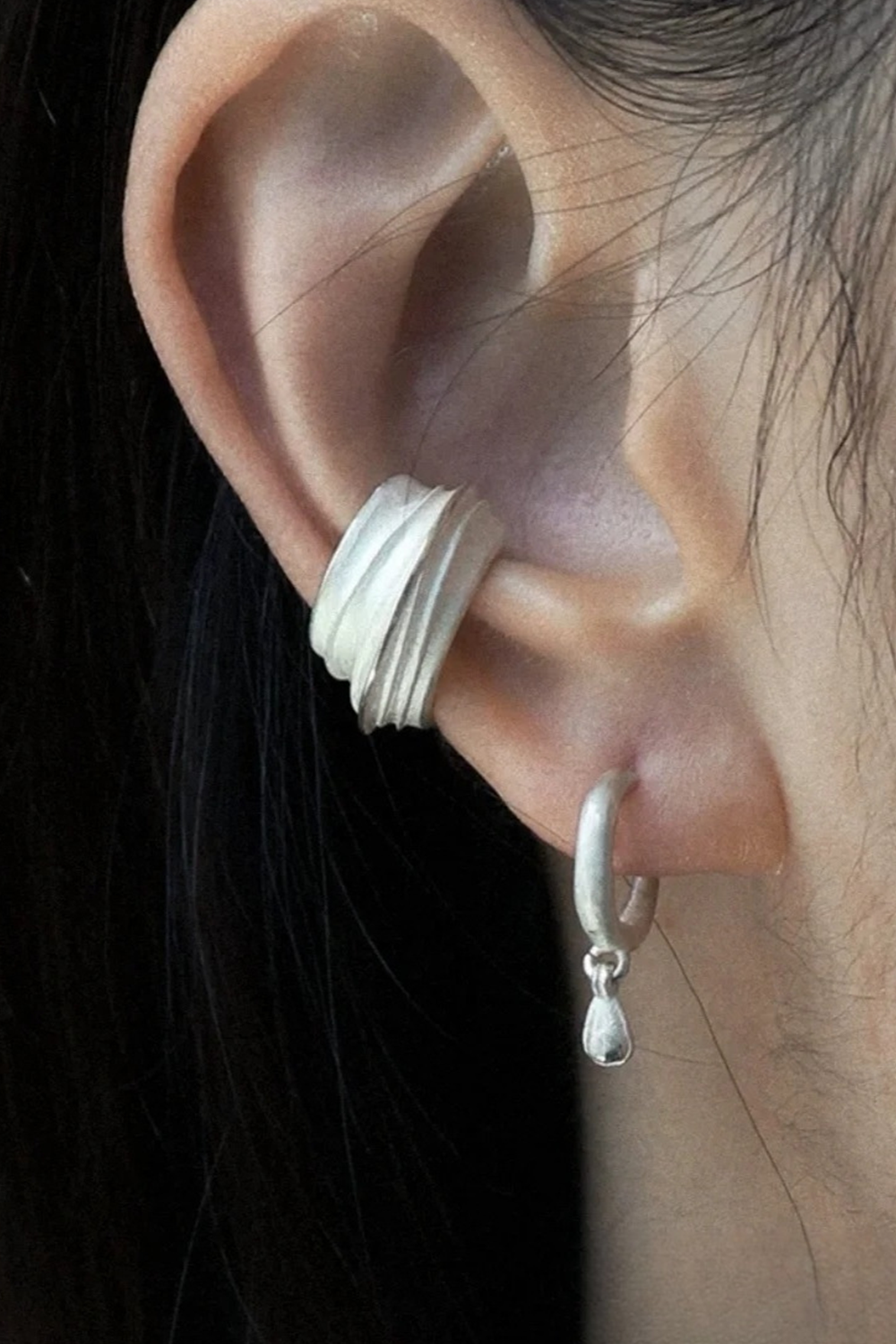 Double silver ear cuff on ear helix & lobe: Wave + teardrop chain